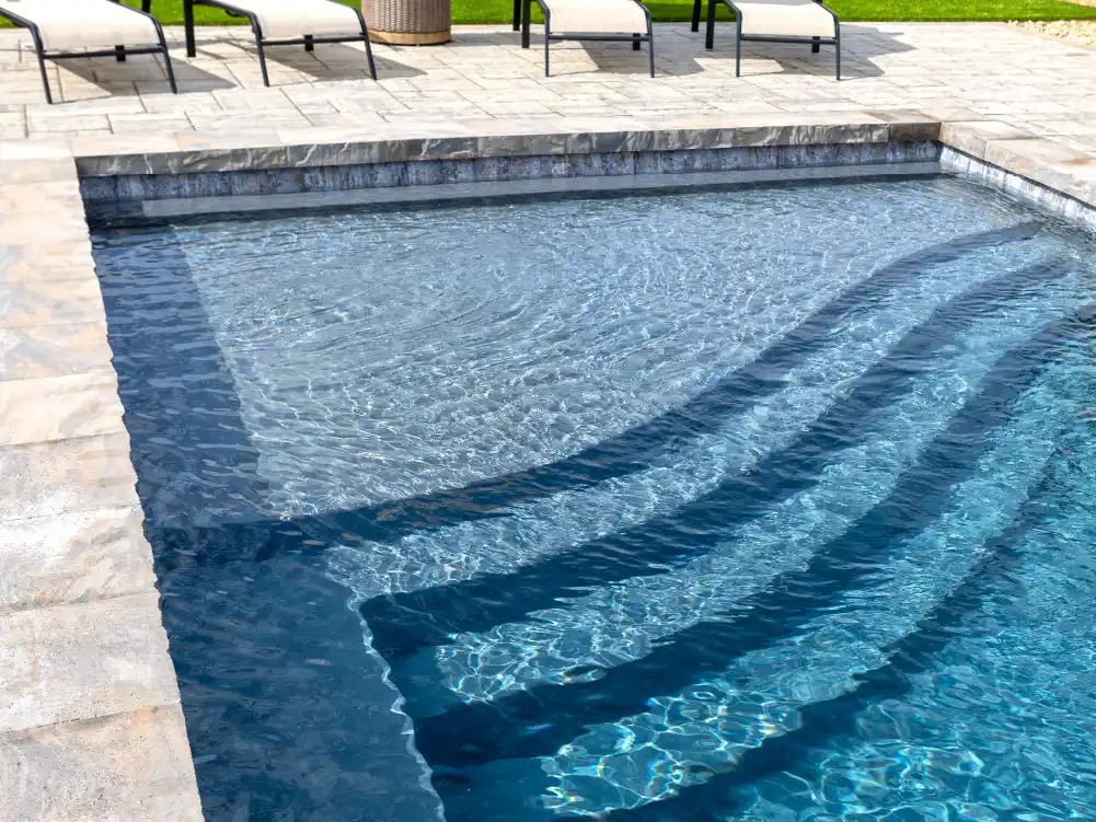 swimming pool comfort: fiberglass vs concrete comparison