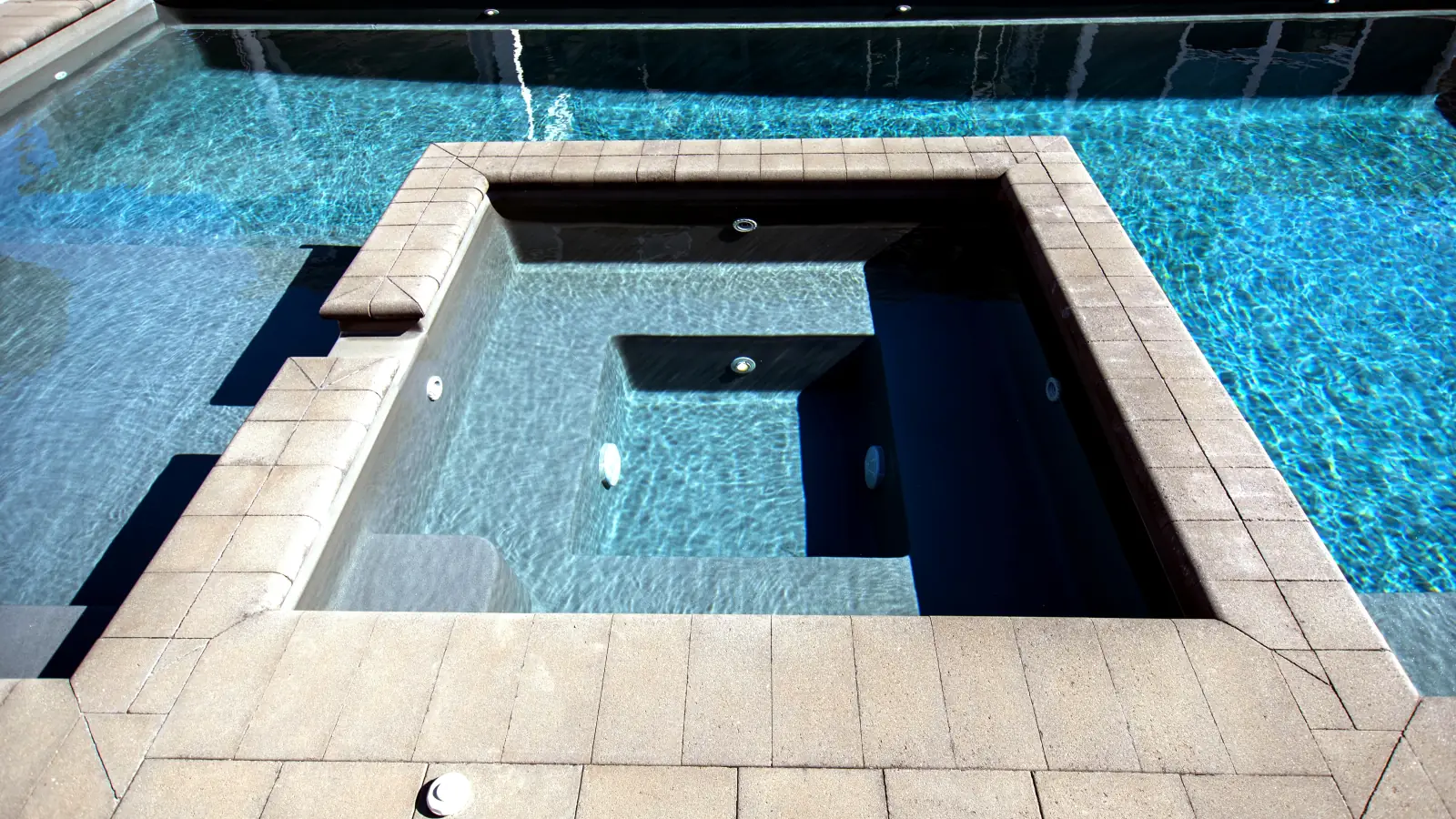 Imagine Pools Exquisite fiberglass pool, integrated spa detail