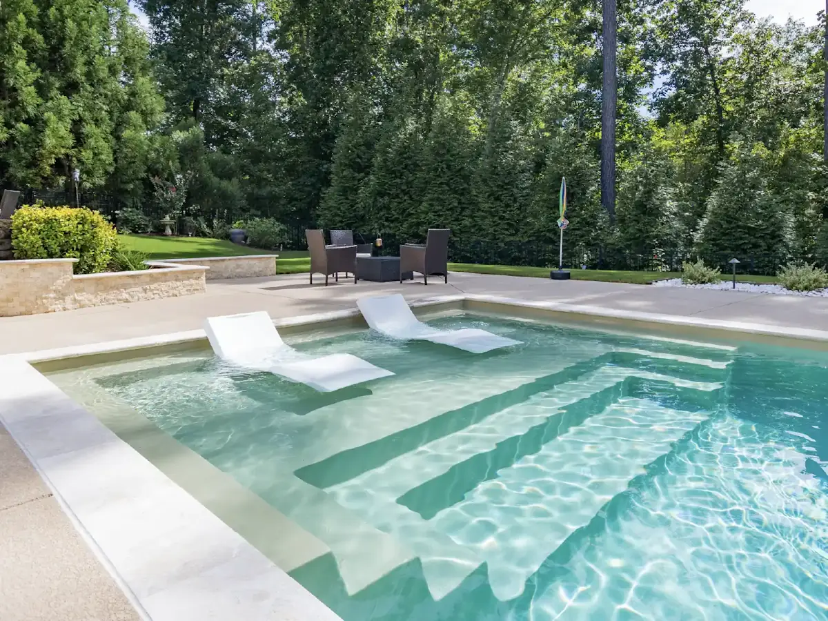 pool colors that last through illinois seasons