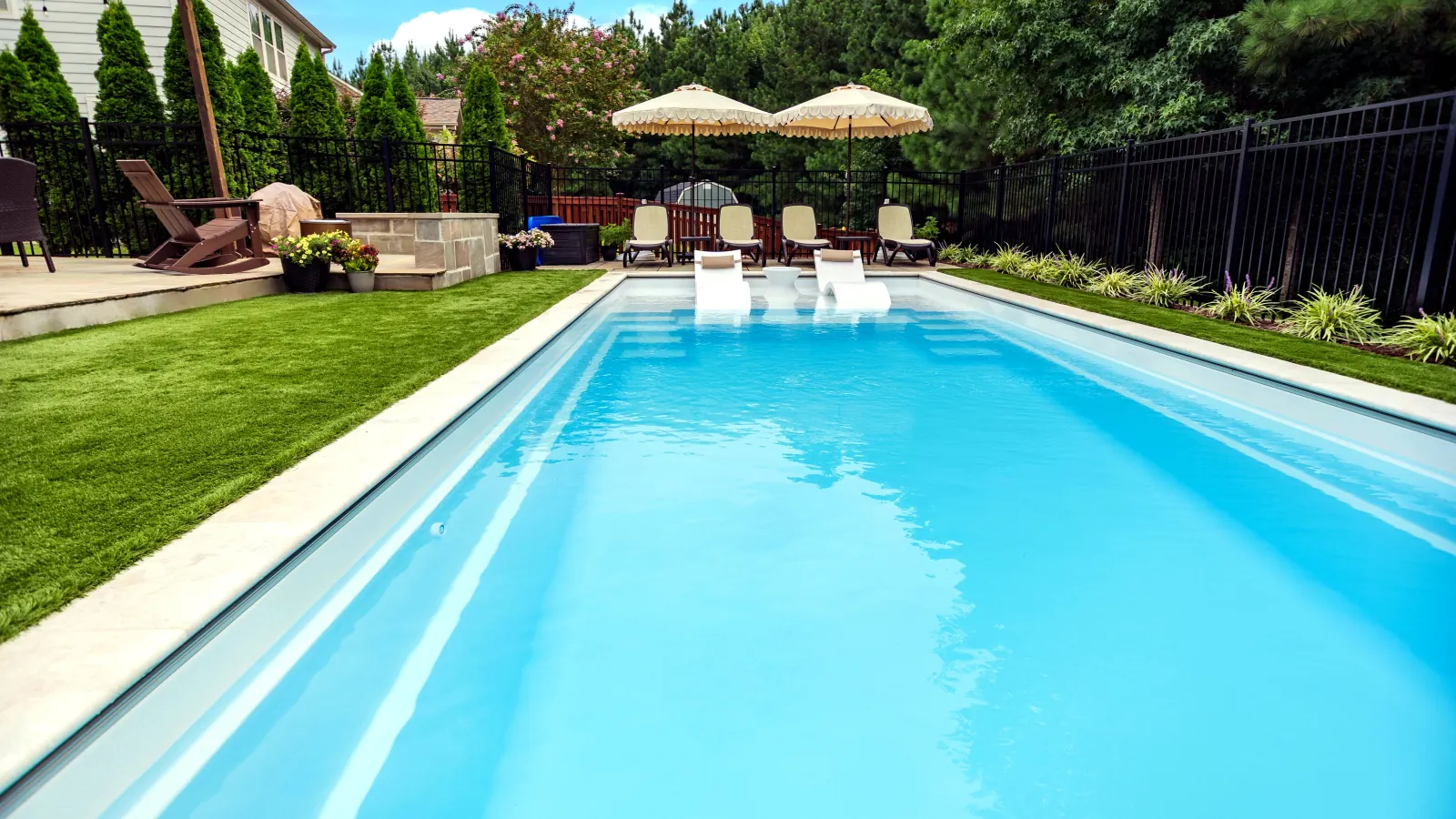 Imagine Pools Freedom with Splash Pad fiberglass pool, straight-on view